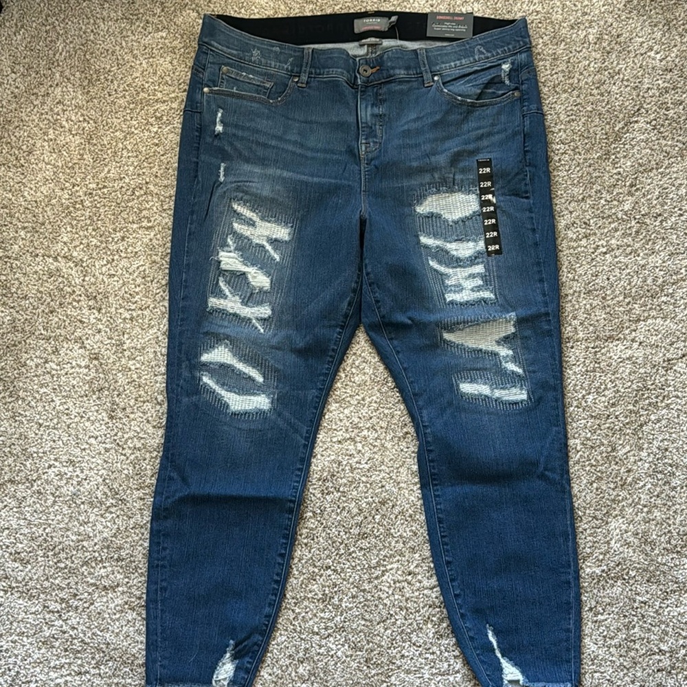 Torrid NWT bombshell skinny jeans 22